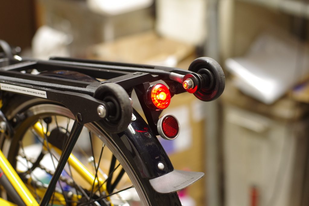 BROMPTON リアキャリア 金属製 リアライト付き 202312154-1024x683.jpg